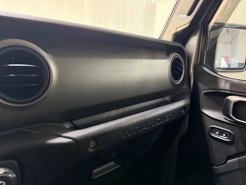 Used 2018 Jeep Wrangler Sport AWD/4WD image 22
