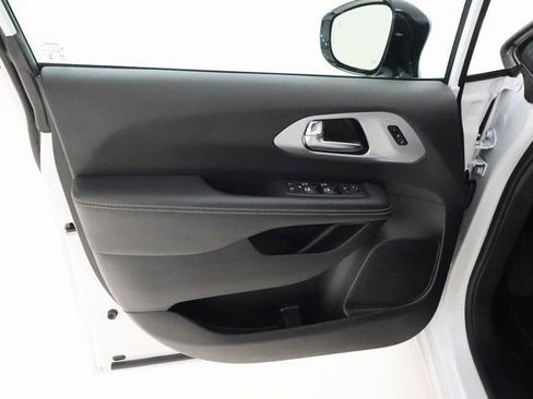 Used 2025 Chrysler Pacifica Limited image 8