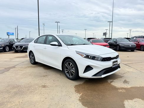 Used 2023 Kia Forte LXS w/ LXS Technology Package FWD image 3