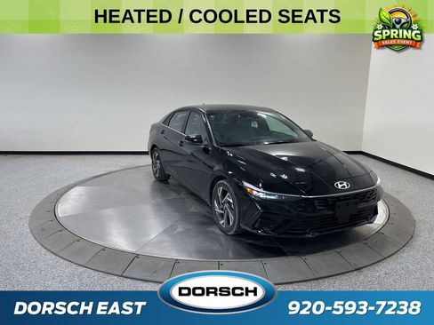 Used 2025 Hyundai Elantra Limited image 3