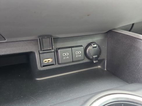 Used 2021 Toyota Highlander XLE FWD image 30
