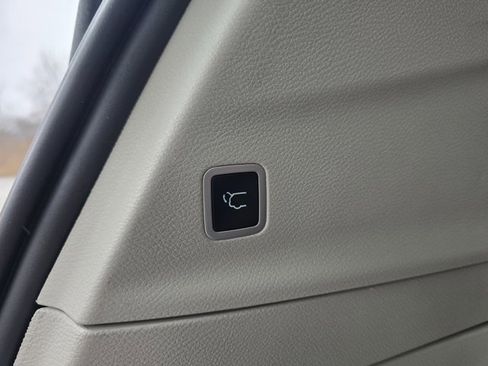 Used 2024 Chrysler Pacifica Touring-L image 15