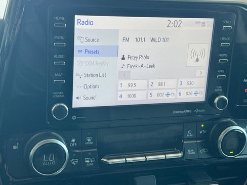 Used 2022 Toyota Highlander XLE AWD/4WD image 16