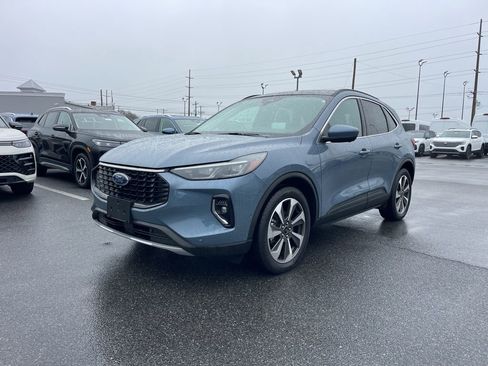 Used 2023 Ford Escape Platinum w/ Premium Technology Package image 2