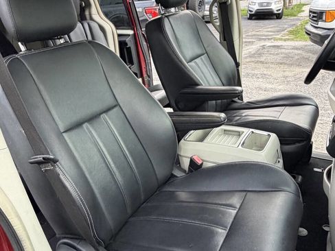 Used 2014 Chrysler Town & Country Touring FWD image 4