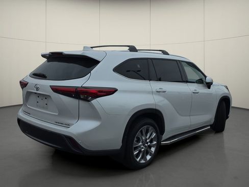 Used 2023 Toyota Highlander Limited image 8