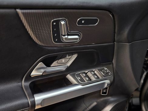 Used 2023 Mercedes-Benz GLB 250 GLB 250 image 21