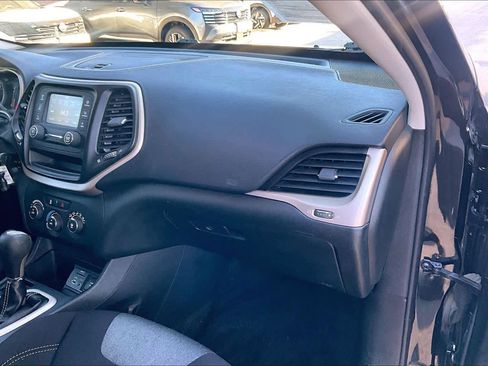 Used 2015 Jeep Cherokee Sport image 17
