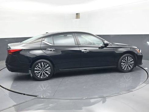 Used 2024 Nissan Altima 2.5 SV FWD image 3