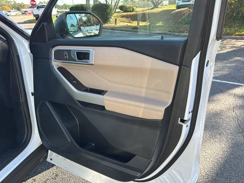 Used 2021 Ford Explorer XLT image 12