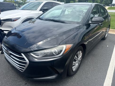 Used 2018 Hyundai Elantra SE FWD image 2