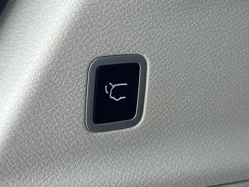 Used 2024 Chrysler Pacifica Touring-L FWD image 21