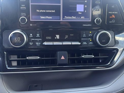 Used 2022 Toyota Highlander L FWD image 27