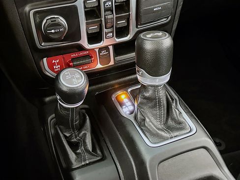 Used 2024 Jeep Wrangler Unlimited image 18