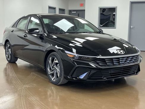 Used 2025 Hyundai Elantra Sport w/ Cargo Package FWD image 3