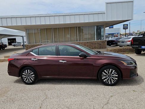 Used 2025 Nissan Altima 2.5 SV FWD image 9