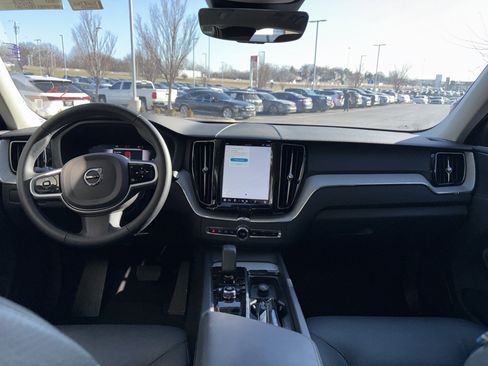 Used 2025 Volvo XC60 B5 Plus image 29