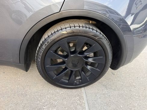 Used 2023 Tesla Model Y AWD image 40