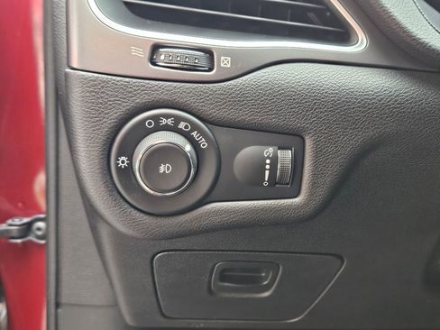 Used 2019 Jeep Cherokee Latitude w/ Popular Appearance Group FWD image 19