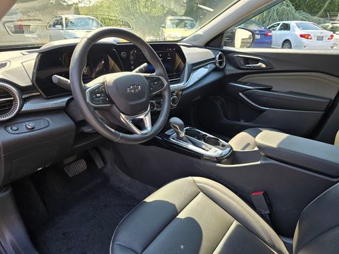 Used 2025 Chevrolet Trax ACTIV w/ Sunroof Package FWD image 11
