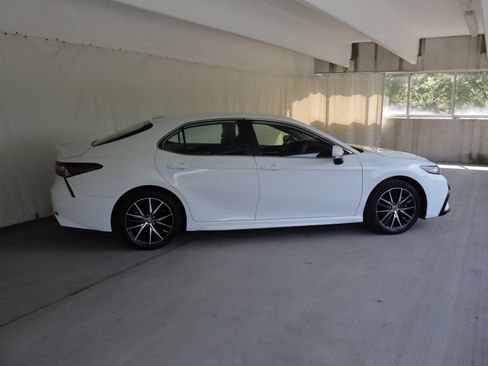 Used 2024 Toyota Camry SE w/ Cold Weather Package FWD image 4