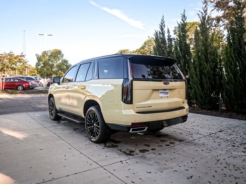 Used 2024 Cadillac Escalade Premium Luxury image 8