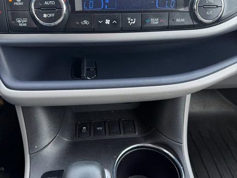Used 2018 Toyota Highlander XLE FWD image 17