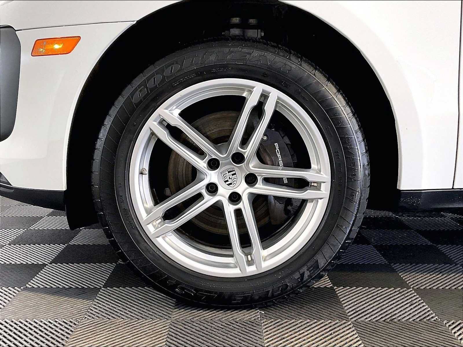 Certified 2023 Porsche Macan AWD/4WD image 11