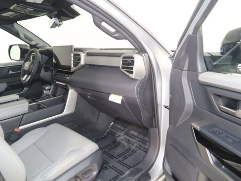 Used 2025 Toyota Tundra Limited AWD/4WD image 41
