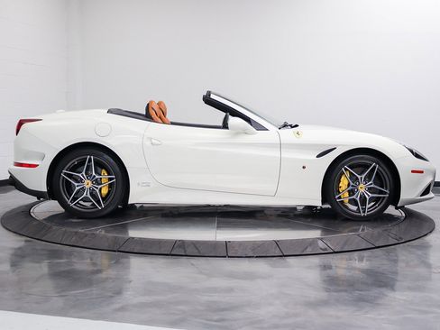 Used 2017 Ferrari California T RWD image 22