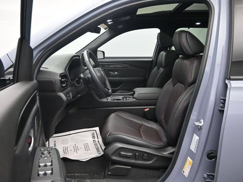 Used 2025 Honda Pilot Black Edition image 17