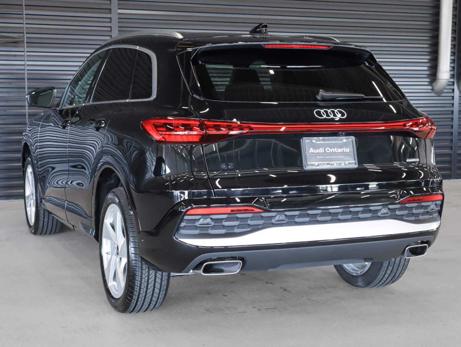 Used 2025 Audi Q5 Premium w/ Premium Plus AWD/4WD image 2