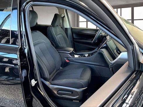 Used 2023 Jeep Grand Cherokee Laredo w/ Luxury Tech Group I image 8