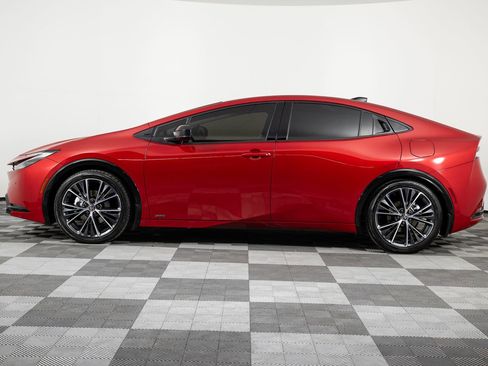 Used 2025 Toyota Prius XLE image 3