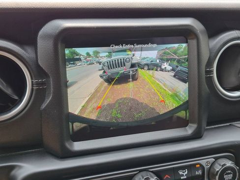 Used 2022 Jeep Wrangler Unlimited Sahara w/ Cold Weather Group AWD/4WD image 19
