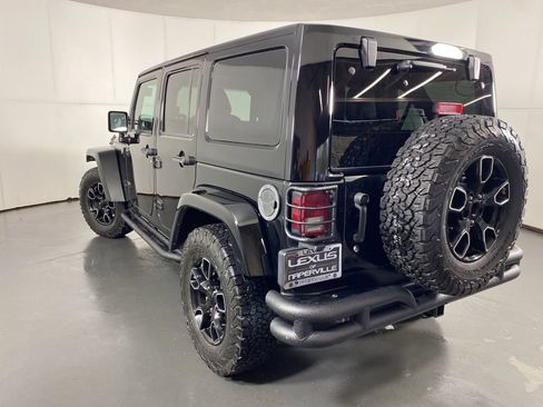 Used 2018 Jeep Wrangler Unlimited Sahara AWD/4WD image 9