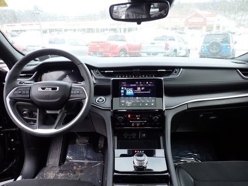 Used 2023 Jeep Grand Cherokee Altitude image 16