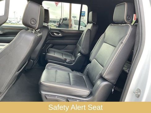 Used 2023 Chevrolet Suburban Premier image 31