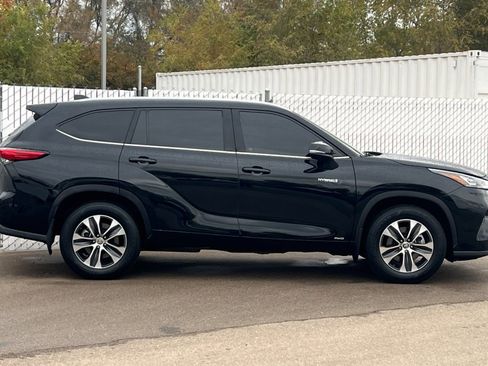 Used 2020 Toyota Highlander XLE image 3