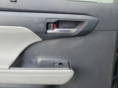 Used 2021 Toyota Highlander XLE image 12