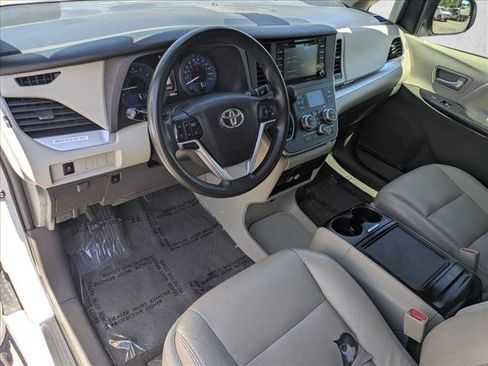 Used 2018 Toyota Sienna LE w/ Carpet Mat Package AWD/4WD image 10