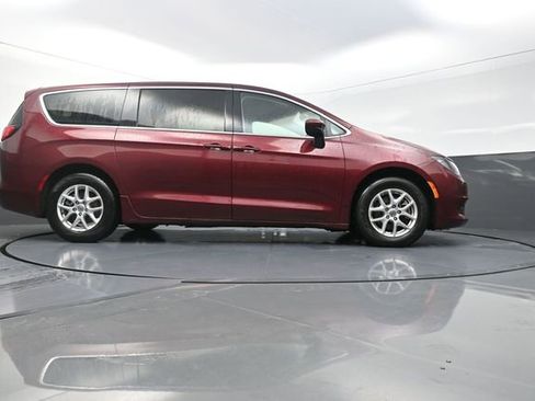 Used 2022 Chrysler Voyager LX FWD image 3