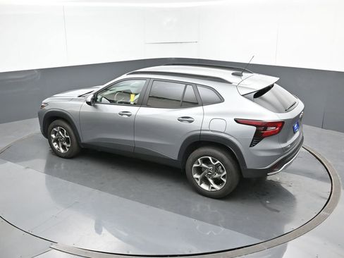 Used 2025 Chevrolet Trax LT w/ LT Convenience Package image 46