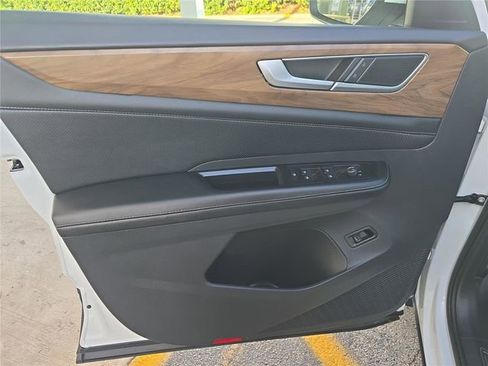 Used 2025 Volkswagen Atlas SE w/ Panoramic Sunroof Package image 15