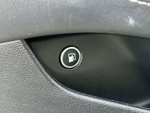 Used 2023 Chrysler Pacifica Touring-L FWD image 17