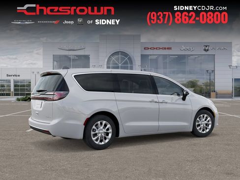 New 2026 Chrysler Pacifica Limited FWD image 4