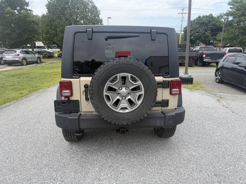 Used 2016 Jeep Wrangler Unlimited Rubicon w/ Connectivity Group AWD/4WD image 4