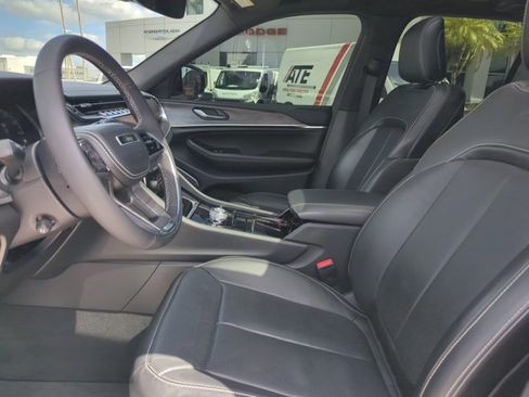 Used 2024 Jeep Grand Cherokee Overland AWD/4WD image 17