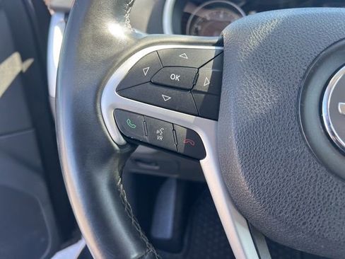 Used 2017 Jeep Cherokee Trailhawk image 14