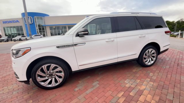 Used 2024 Lincoln Navigator Premiere AWD/4WD image 6